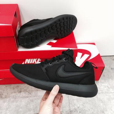 roshe two triple black