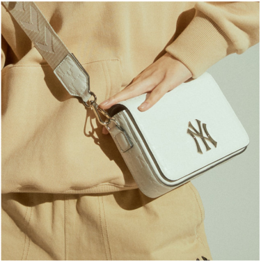 Hàng Chính Hãng Túi MLB Monogram Hoodie Bag New York Yankees White 2021** 32BGPB111-50I hang-chinh-hang-tui-mlb-monogram-hoodie-bag-new-york-yankees-white-2021-32bgpb111-50i