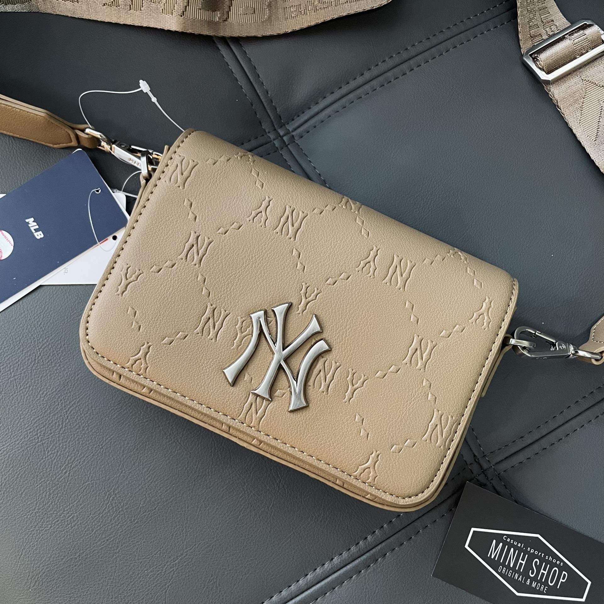 Mua Túi Đeo Chéo MLB Monogram Mini New York Yankees 32BGDK11150L Màu Đen   MLB  Mua tại Vua Hàng Hiệu h029533