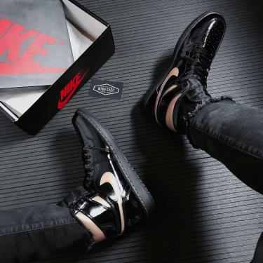 Hàng Chính Hãng Nike Air Jordan 1 High OG Patent Black Metallic Gold 2021**