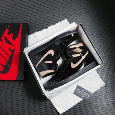 Hàng Chính Hãng Nike Air Jordan 1 High OG Patent Black Metallic Gold 2021**