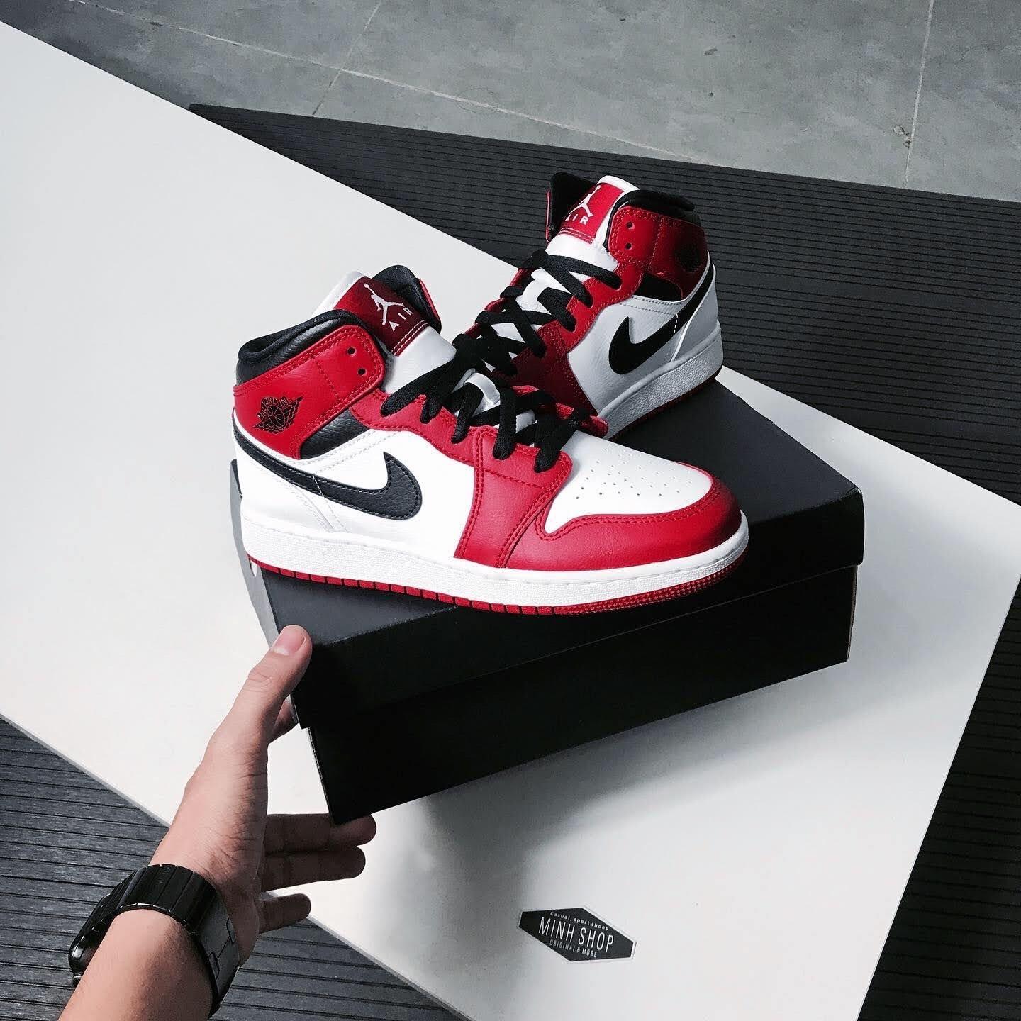 red and white jordan 1 chicago