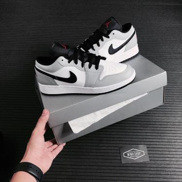 💯 Brand-new 💯 Giày Nike Air Jordan 1 Low GS 'Light Smoke Grey Red' GS** [553560 030]