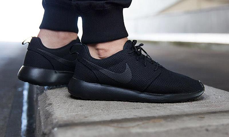 Nike roshe 2025 all black