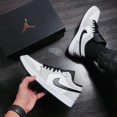 📥 HOT COLOR 📥 Giày Nike Jordan 1 Low Light Smoke Grey Red [O]** [553558 030]