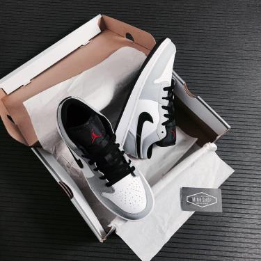 💯 Brand-new 💯 Giày Nike Air Jordan 1 Low GS 'Light Smoke Grey Red' GS** [553560 030]