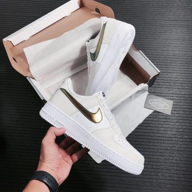Giày Nike Air Force 1 '07 LV8 Metallic Summit White [DC9029 100]
