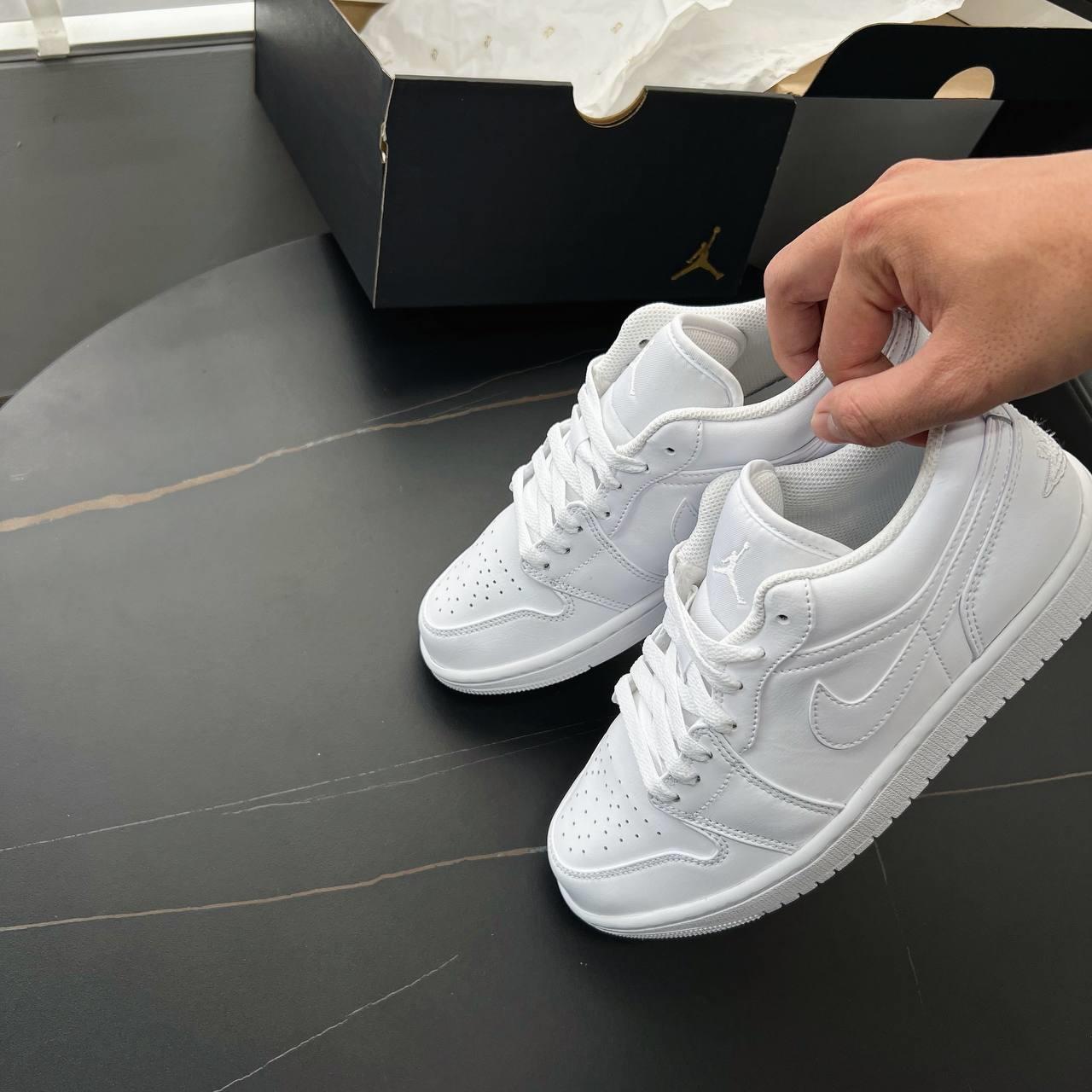 Minhshop.vn - Giày Nike Air Jordan 1 Low Triple White 2023 [553558