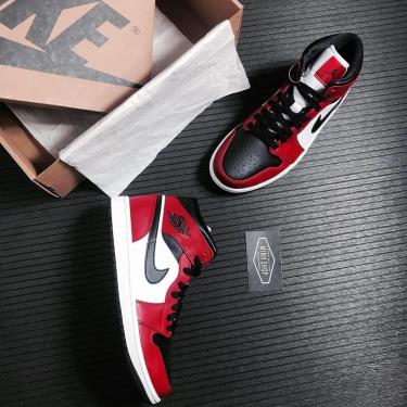 📶 BẮT SÓNG HÀNG HOT - Giày Nike Air Jordan 1 Mid 'Chicago Black Toe' ** [554724 069]