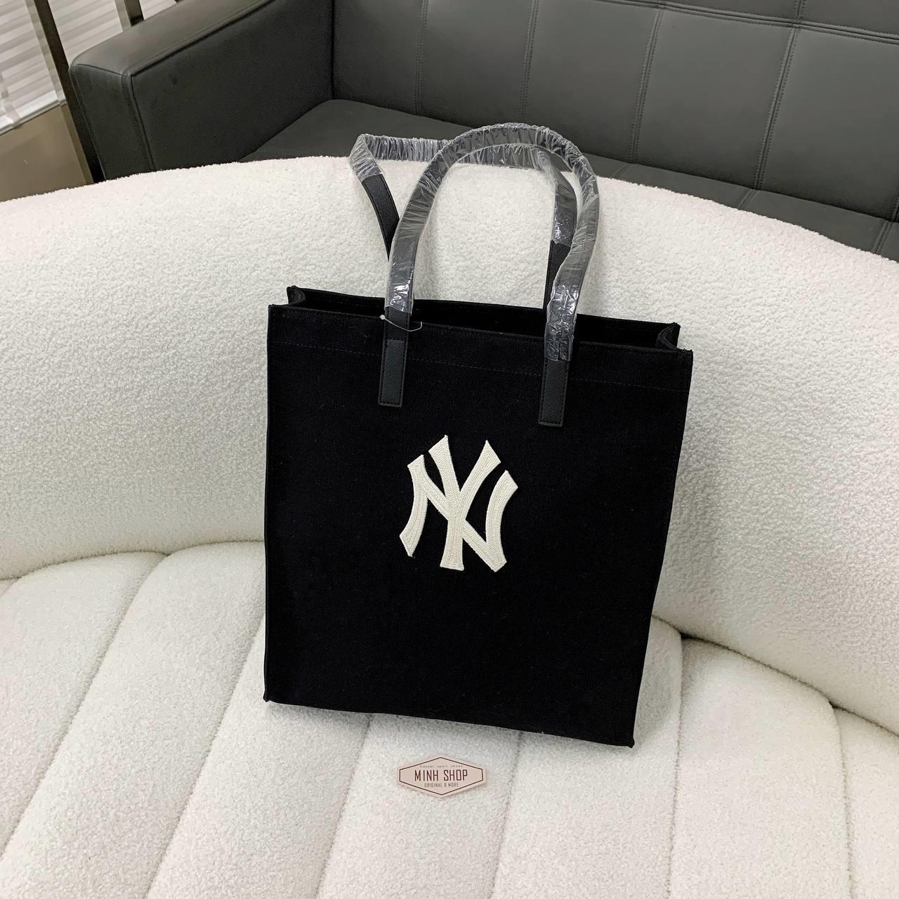 MONOTIVE COATED CANVAS VERTICAL NEW YORK YANKEES TOTE BAG