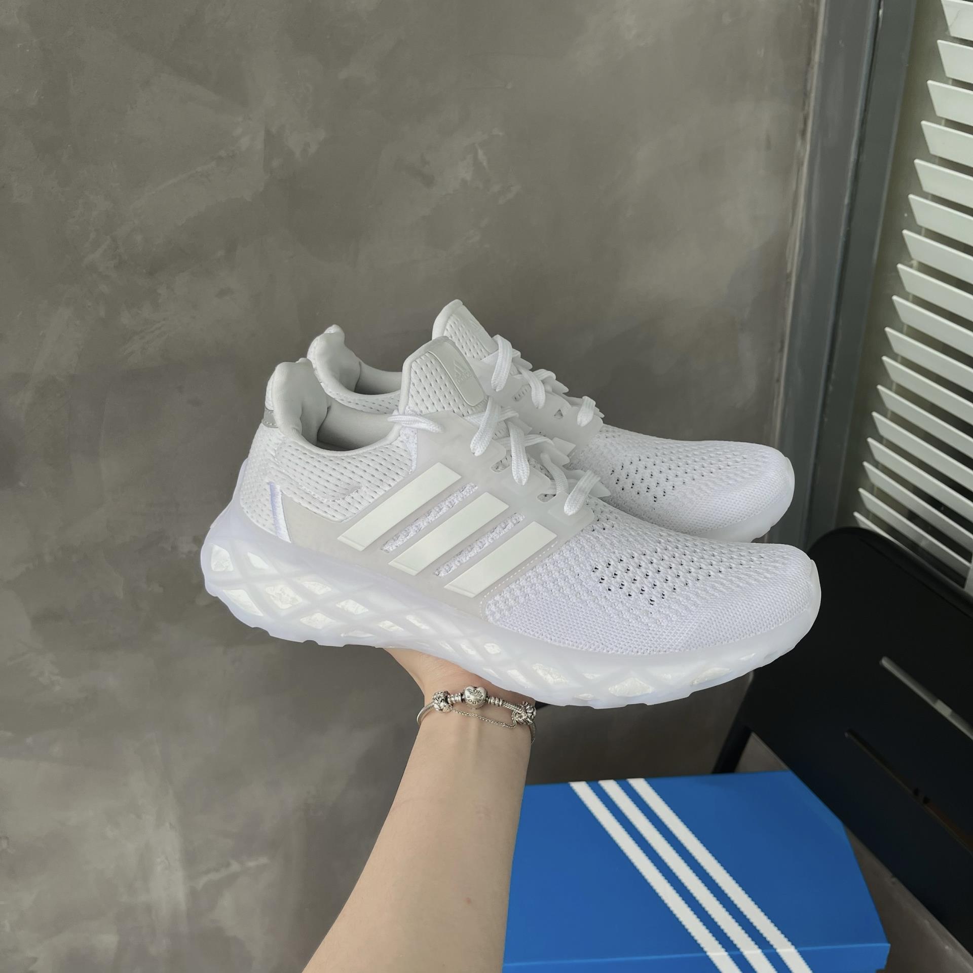 Ultra boost 2.0 outlet trắng