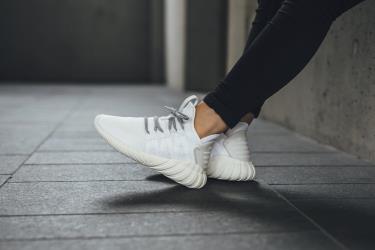 Adidas tubular hotsell dawn w