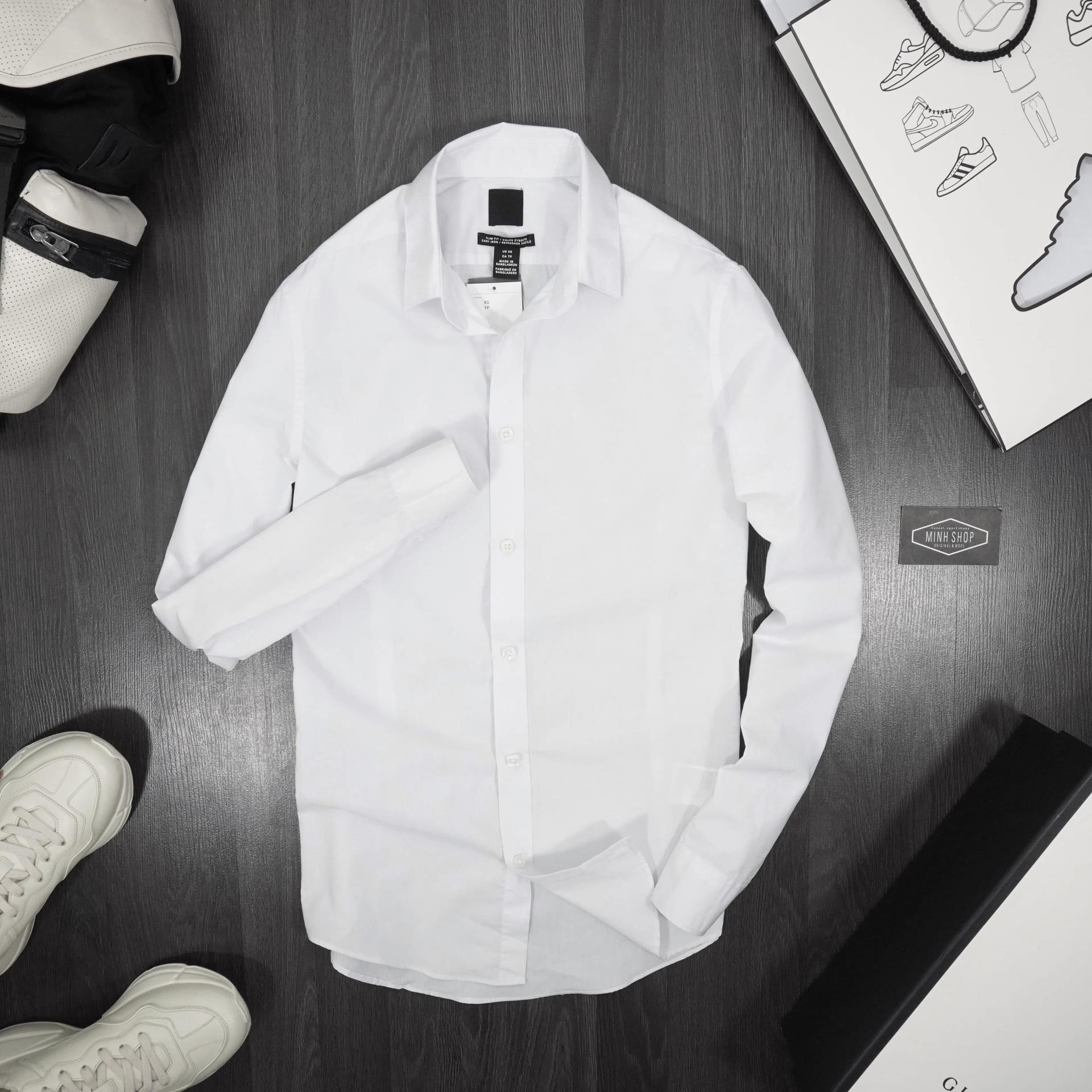 Thiết kế sơ mi trắng H&M 2024 món đồ không thể thiếu trong tủ đồ của bất kì ai yêu thích thời trang. Với màu trắng tinh khôi và kiểu dáng thanh lịch, chiếc áo sẽ giúp bạn trở nên tự tin và quyến rũ. Đến H&M ngay hôm nay để khám phá bộ sưu tập áo sơ mi trắng độc đáo.