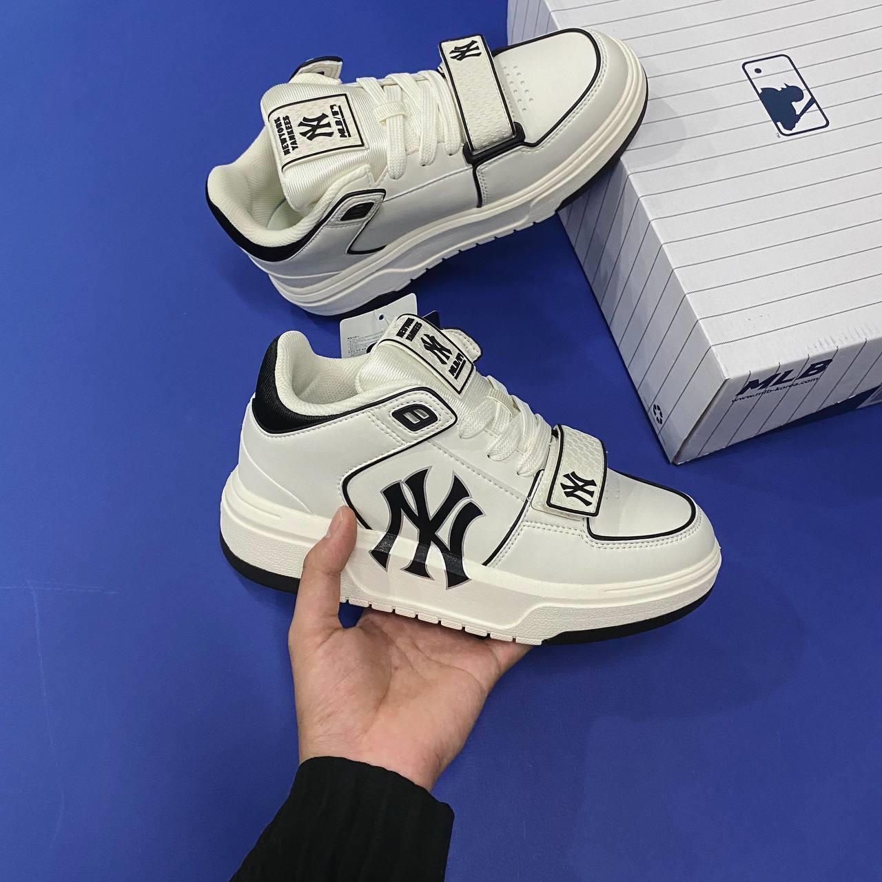 MLB Chunky Liner Mid New York Yankees Fashion Shoes Sneakers 3ASXLMB3N-50GNS