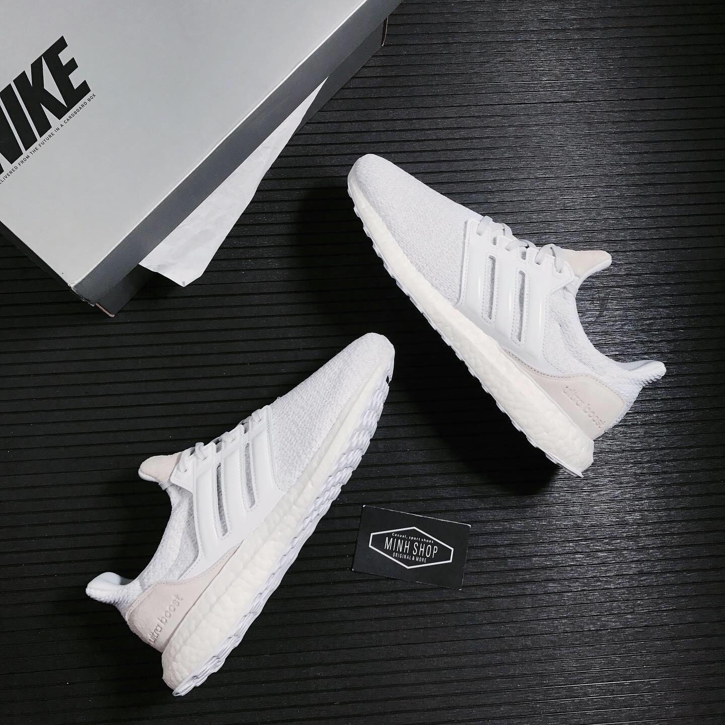 Ultra boost triple outlet white 2.0 giá rẻ