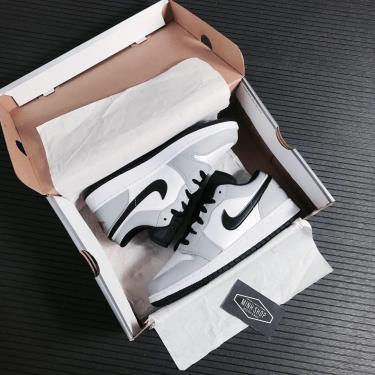 💯 Brand-new 💯 Giày Nike Air Jordan 1 Low GS 'Light Smoke Grey Red' GS** [553560 030]