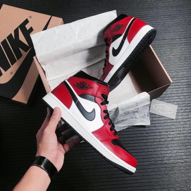 📶 BẮT SÓNG HÀNG HOT - Giày Nike Air Jordan 1 Mid 'Chicago Black Toe' ** [554724 069]