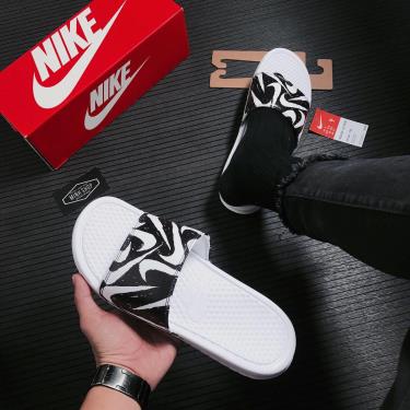 🌟Premium Quality🌟 Hàng Chính Hãng Dép Nike Benassi Print White/Black Grey 2021** 631261 106 premium-quality-hang-chinh-hang-dep-nike-benassi-print-white-black-grey-2021-631261-106