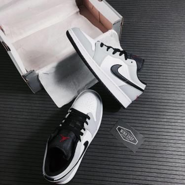 💯 Brand-new 💯 Giày Nike Air Jordan 1 Low GS 'Light Smoke Grey Red' GS** [553560 030]