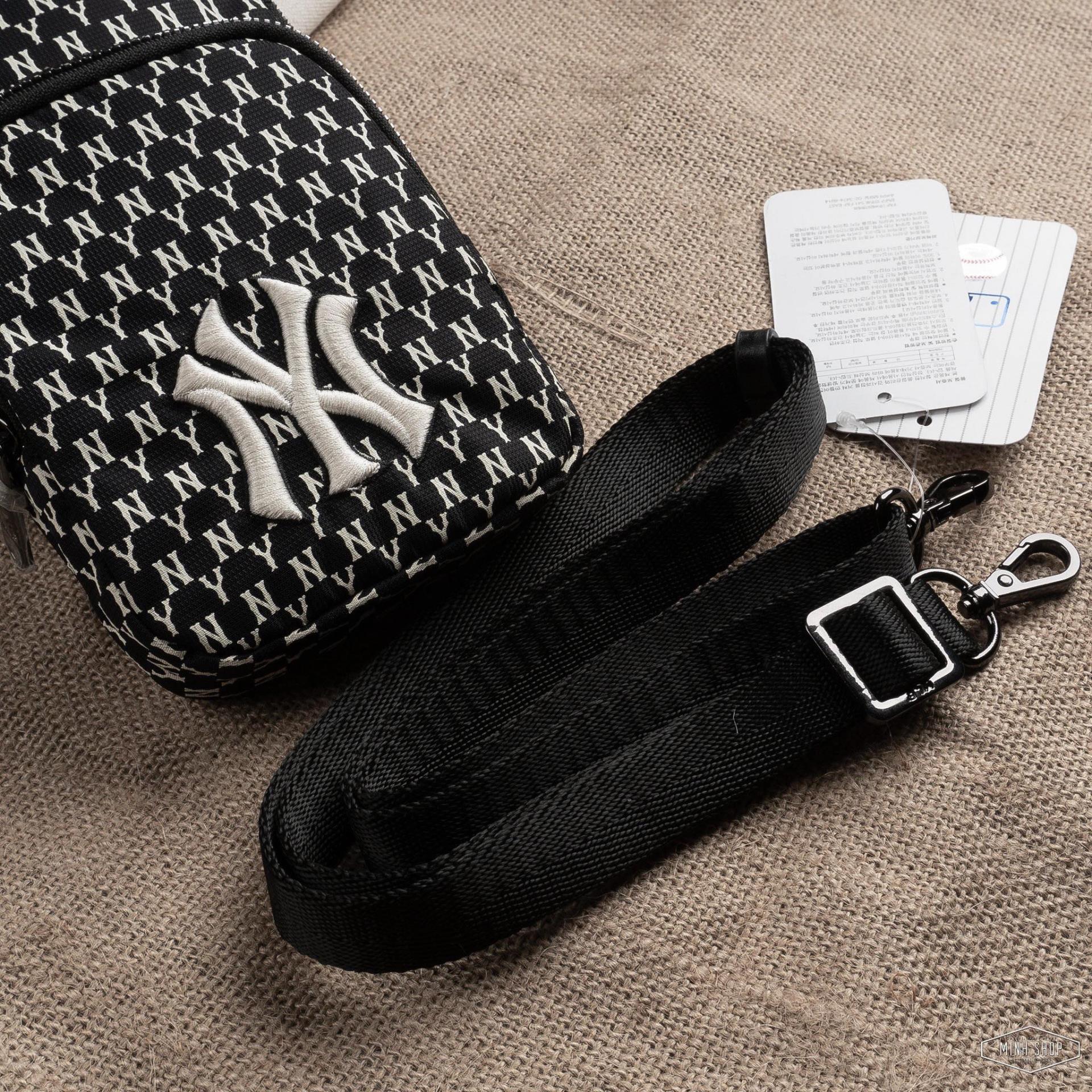 MLB MONOGRAM New York Yankees Mini Crossbody Bag 32BGDK111 MLB  กระเป๋าสะพายข้าง 11.5*18*2cm Sky Blue