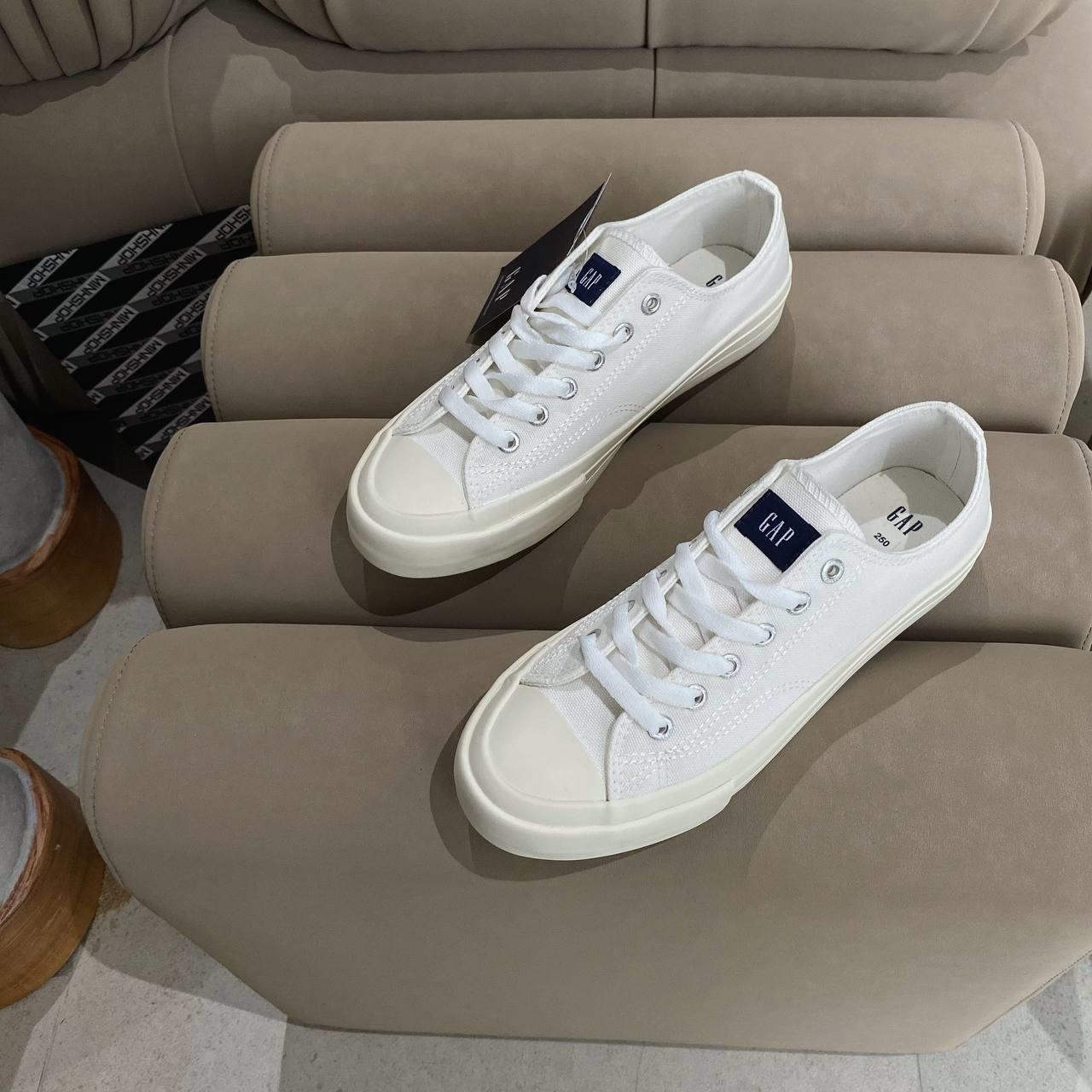 Gap on sale canvas shoes