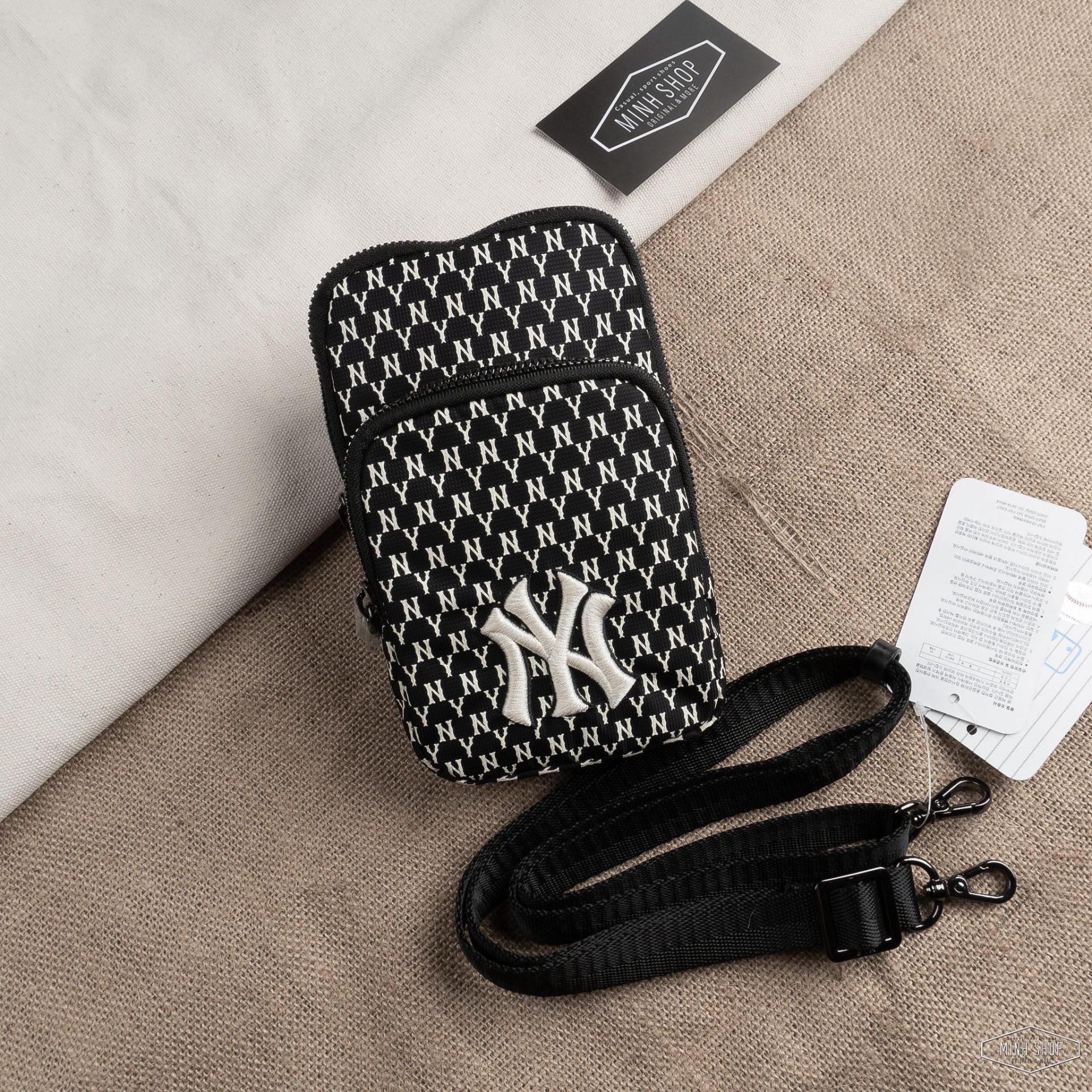 MLB MONOGRAM New York Yankees Mini Crossbody Bag 32BGDK111 MLB  กระเป๋าสะพายข้าง 11.5*18*2cm Sky Blue