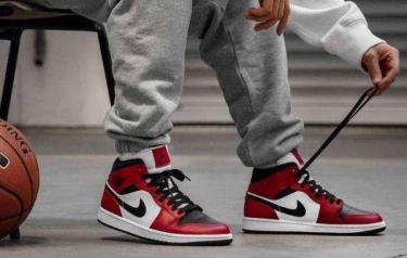📶 BẮT SÓNG HÀNG HOT - Hàng Chính Hãng Nike Air Jordan 1 Mid 'Chicago Black Toe' 2021** 554724 069 bat-song-hang-hot-hang-chinh-hang-nike-air-jordan-1-mid-chicago-black-toe-2021-554724-069