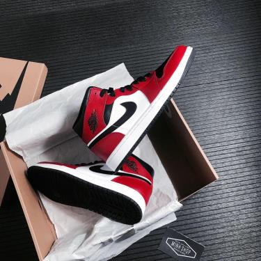 📶 BẮT SÓNG HÀNG HOT - Giày Nike Air Jordan 1 Mid 'Chicago Black Toe' ** [554724 069]
