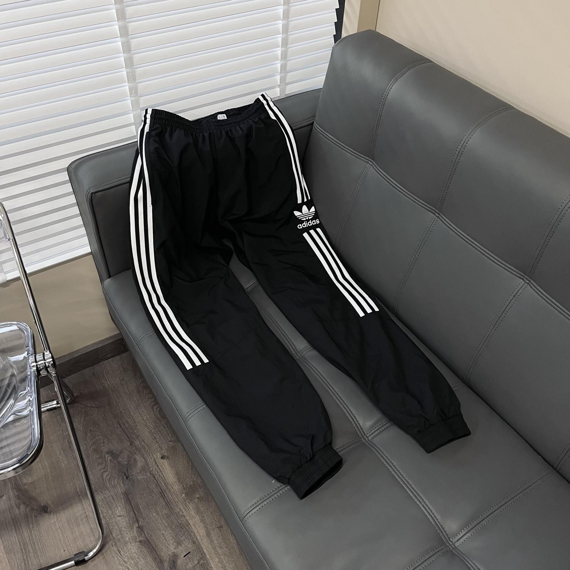 adidas Adicolor Classics Lock-Up Trefoil Tracksuit Bottoms | H41387 |  FOOTY.COM