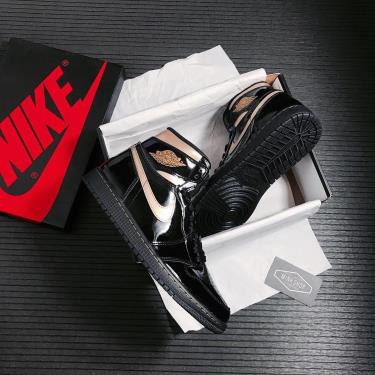 Hàng Chính Hãng Nike Air Jordan 1 High OG Patent Black Metallic Gold 2021**